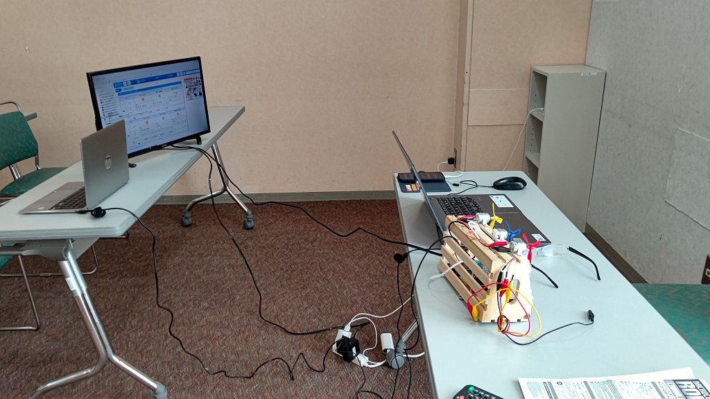 �����ł͉E��PC(�p�\�R��)�Ŏ�X�̑�����E�E�o�b��ʕ\���Ɠ������e���������傫�ڂ̃f�B�X�v���C�ɂāE�E���k���񑤂Ɍ�����